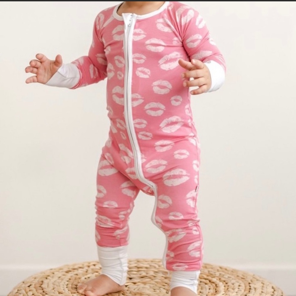 Little sleepies size 6-12 kisses